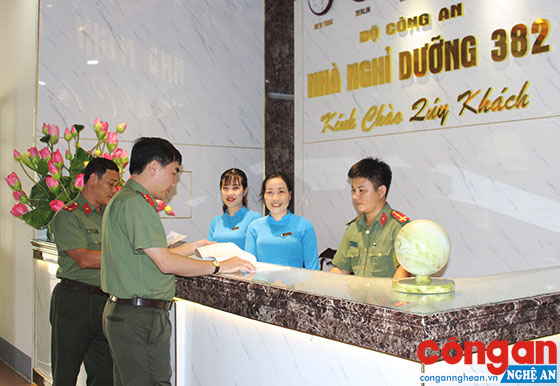 Ban Giám đốc Nhà nghỉ dưỡng 382 trao đổi với lễ tân về nhiệm vụ đón tiếp khách