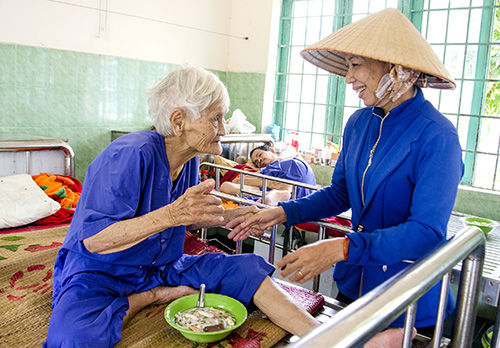 Nhân viên Trung tâm Nuôi dưỡng người già neo đơn (xã An Ngãi, huyện Long Điền) chăm sóc các cụ đang được nuôi dưỡng tại Trung tâm.