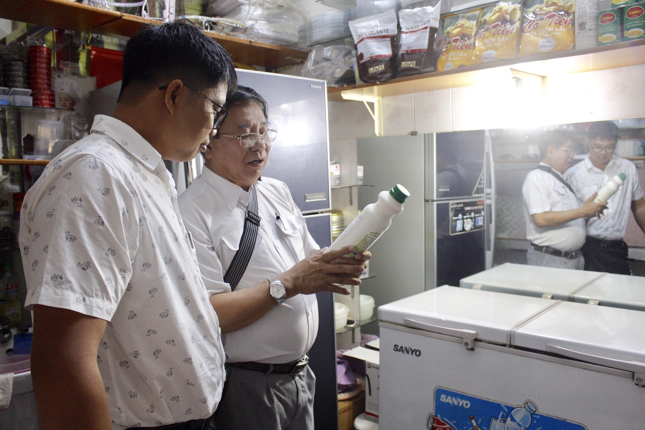 Thành viên Đoàn giám sát về VSATTP của UBMTTQVN tỉnh kiểm tra thực phẩm chế biến bánh kem tại hộ kinh doanh Minh Nguyệt.