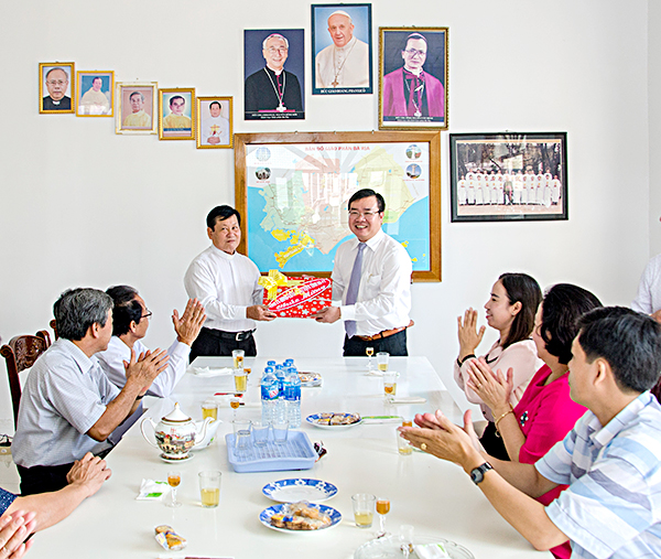 Đồng chí Nguyễn Văn Đồng, Ủy viên Ban Thường vụ Tỉnh ủy, Trưởng Ban Dân vận Tỉnh ủy tặng quà chúc mừng Linh mục Nguyễn Văn Lượng.