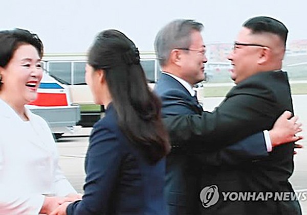 Lãnh đạo Triều Tiên Kim Jong-un cùng phu nhân  ra sân bay đón Tổng thống Hàn Quốc Moon Jae-in và phu nhân.