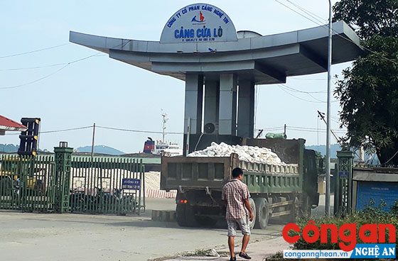 Phương tiện chở vật liệu không che chắn bị giữ lại tại cổng vào Cảng Cửa Lò