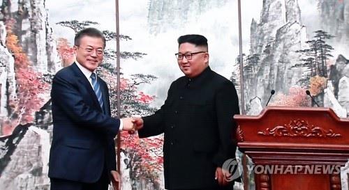 Nụ cười rạng rỡ nở trên môi hai nhà lãnh đạo. Ảnh: Yonhap