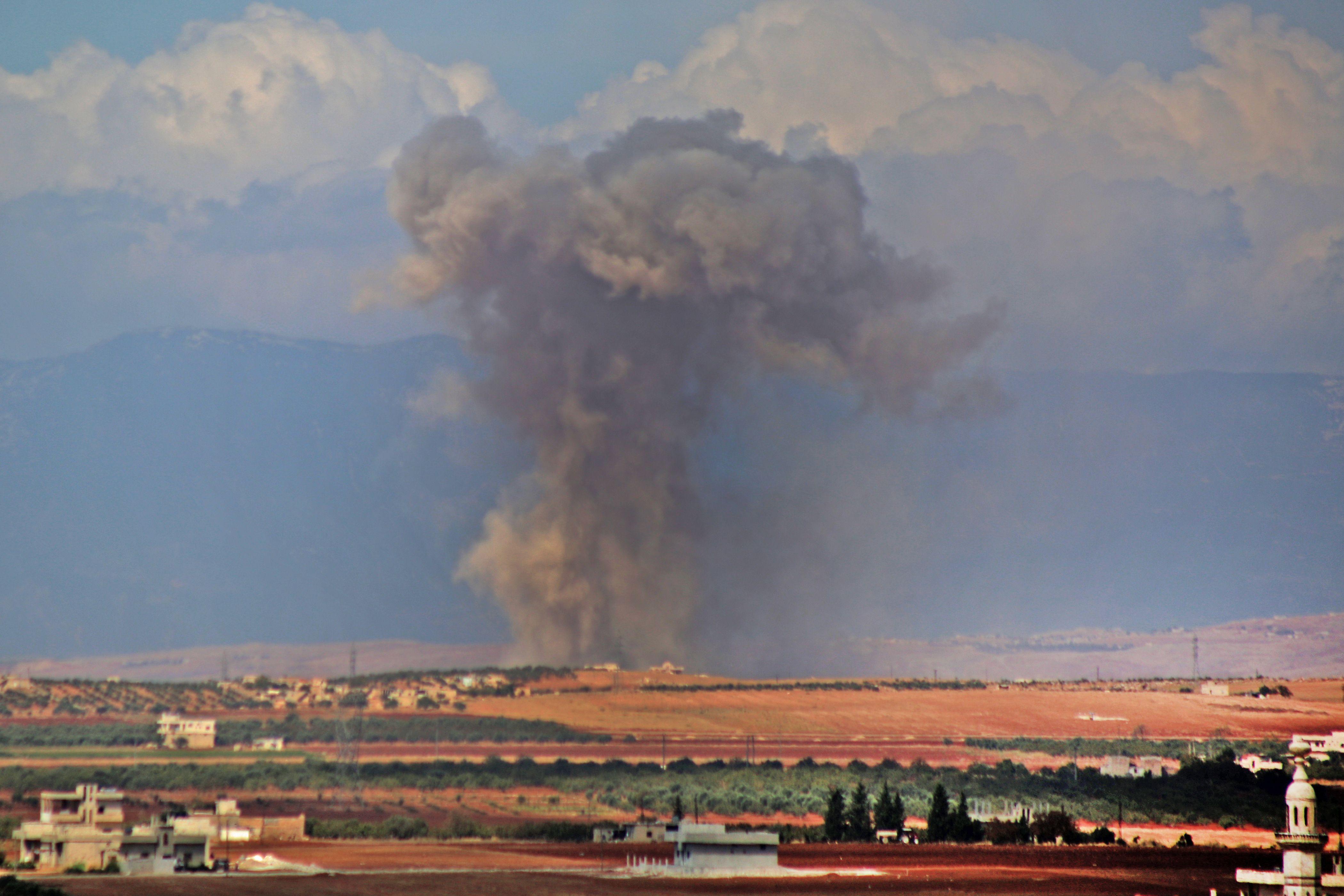 Khói bốc lên sau một cuộc không kích gần làng  Kafr Ain, tỉnh Idlib, Syria ngày 7-9.