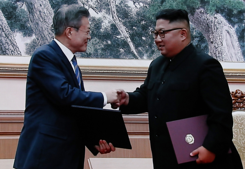 Nhà lãnh đạo Triều Tiên Kim Jong-un (phải) và Tổng thống Hàn Quốc  Moon Jae-in trao đổi văn kiện sau lễ ký bản tuyên bố chung trong khuôn khổ ngày hội đàm thượng đỉnh thứ 2 tại thủ đô Bình Nhưỡng, ngày 19-9.