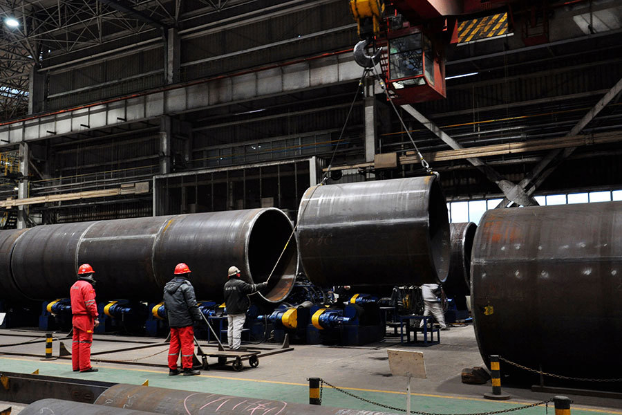Công nhân làm việc tại nhà máy sản xuất ống thép ở Sơn Đông, Trung Quốc. 