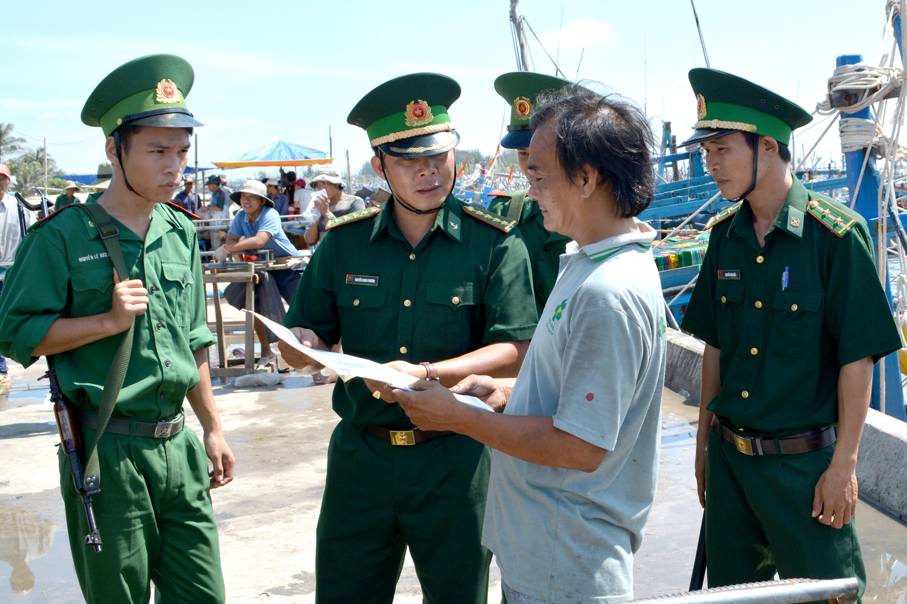 Cán bộ Đồn Biên phòng Bình Châu (huyện Xuyên Mộc) tuyên truyền quy định pháp luật về đánh bắt hải sản cho ngư dân trên địa bàn.