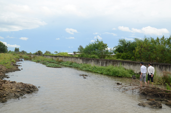 Nước từ kênh theo các lỗ mà người dân đục khoét trên thành kênh chảy tràn ra khu vực thôn Bàu Điển, xã Đá Bạc  (huyện Châu Đức).