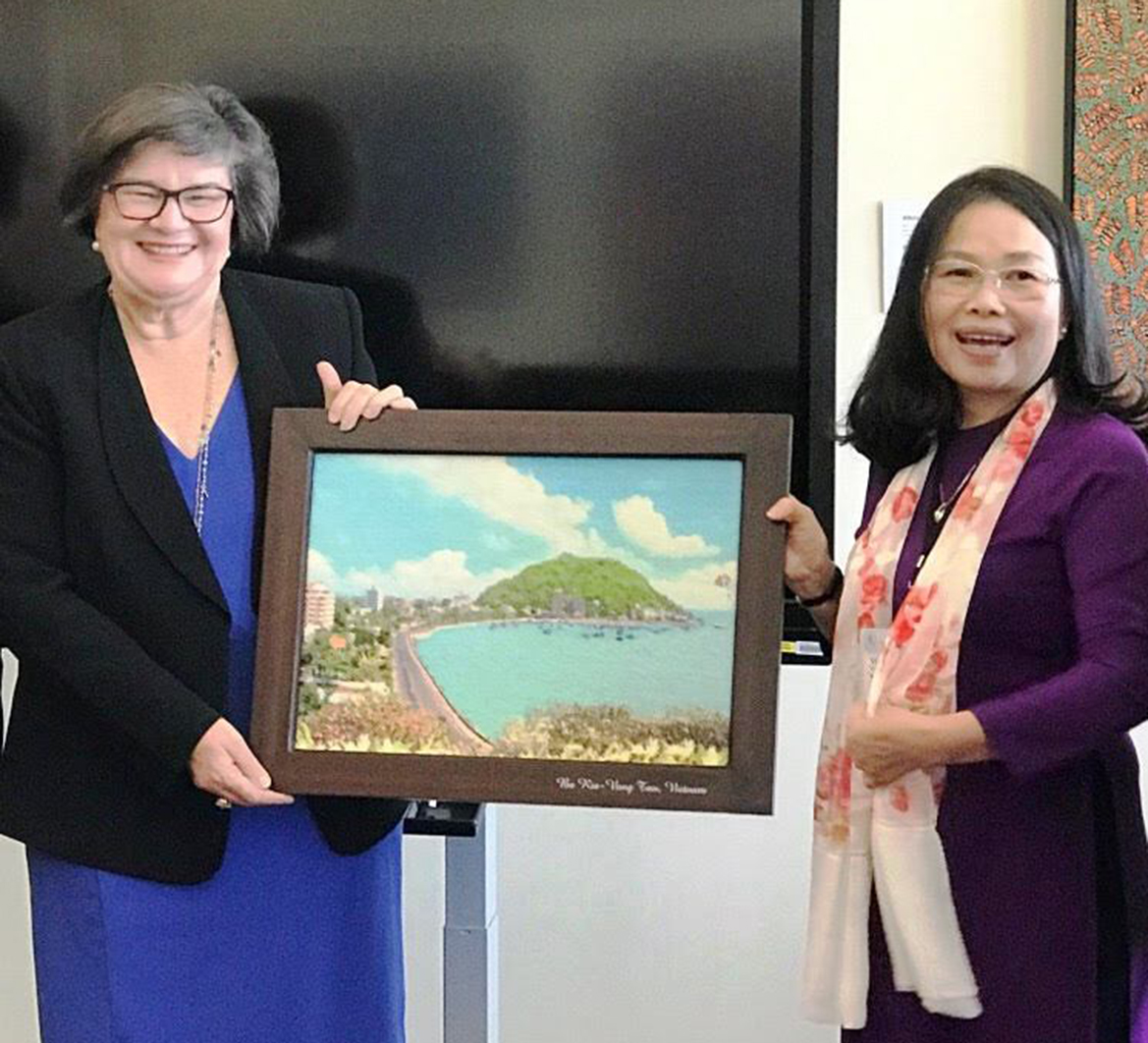 Đồng chí Nguyễn Thị Yến, Phó Bí thư Thường trực Tỉnh ủy, Trưởng đoàn ĐBQH tỉnh tặng quà lưu niệm cho bà Kate Doust, Chủ tịch Thượng viện Bang Tây Úc.