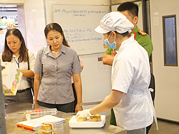 Đoàn kiểm tra ATVSTP tỉnh kiểm tra chất lượng bánh Trung thu tại siêu thị Lotte Mart Vũng Tàu.