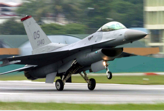 Chiếc F-16 của Heather lúc cất cánh khỏi sân bay Andrews (ảnh của Không quân Mỹ). 
