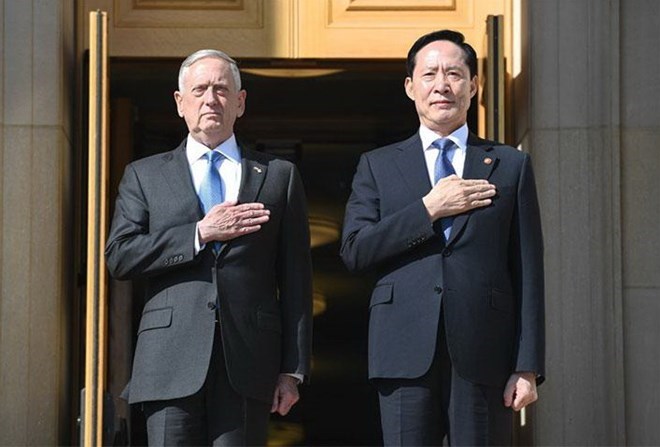 Bộ trưởng Hàn Quốc Song Young-moo (phải)  và người đồng cấp Mỹ James Mattis.  