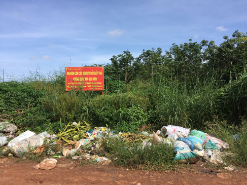 Rác thải bị người dân vứt ngay trên đường liên xã Bưng Riềng - Bình Châu (huyện Xuyên Mộc) bất chấp bảng cấm đổ rác được chính quyền địa phương đặt ở đây.