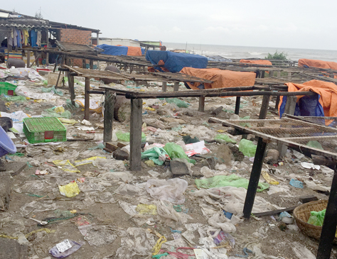 Đủ thứ rác thải ngập tràn bãi biển khu phố Lộc An (thị trấn Phước Hải, huyện Đất Đỏ).