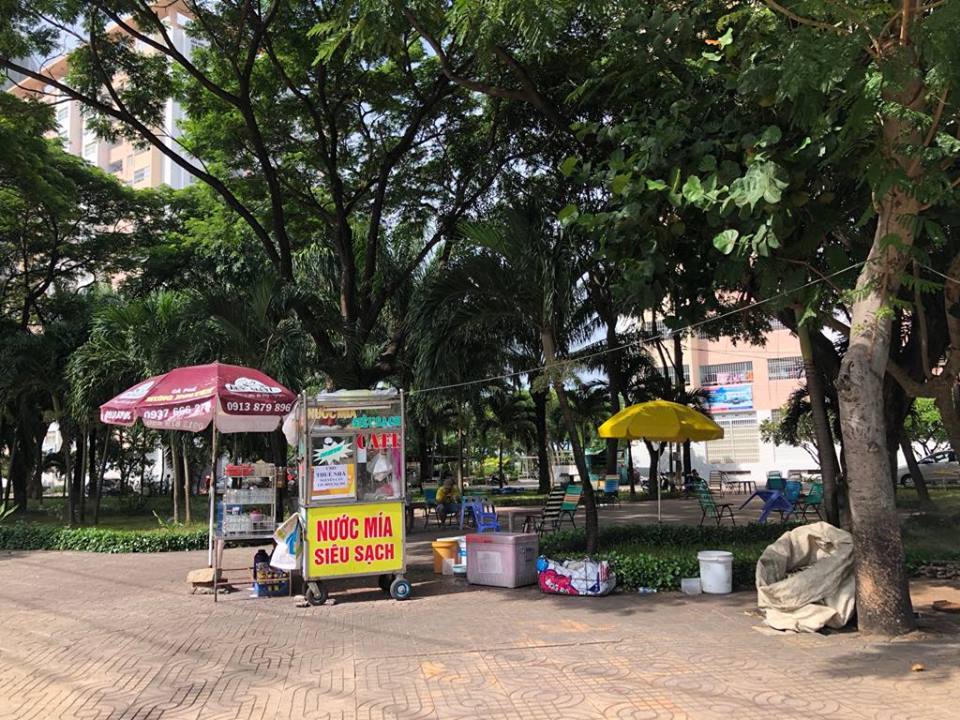Công viên trước chung cư Lakeside (Trung tâm Đô thị Chí Linh, phường 10, TP.Vũng Tàu) bị người dân lấn chiếm bán nước mía.
