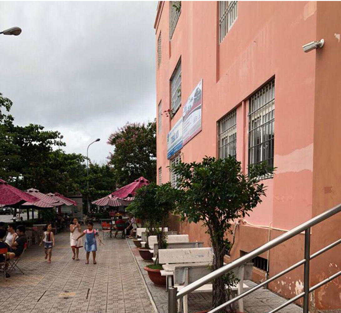 Khuôn viên công cộng tại chung cư Seaview 1 (Trung tâm Đô thị Chí Linh, phường 10, TP.Vũng Tàu) trở thành quán cà phê. Ảnh: HUYỀN TRANG