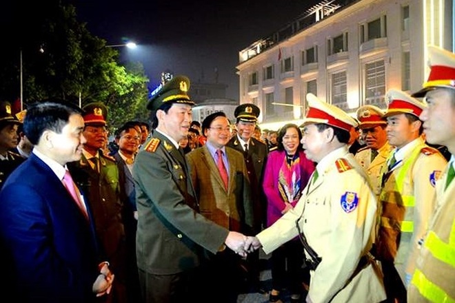 Những chuyến thị sát xuống các đơn vị chuyên trách trong lực lượng, mà còn là những lần thăm hỏi, những cuộc nói chuyện thân tình, cùng những lời động viên, khích lệ và niềm tin gửi gắm của người Thủ trưởng với lực lượng Công an nhân dân.  Tối 7-2, tức 29 Tết nguyên đán Bính Thân 2016, trước thời điểm giao thừa, hàng vạn người dân Thủ đô nô nức đổ về khu vực hồ Gươm để ngắm pháo hoa chào mừng năm mới. Đại tướng Trần Đại Quang – Bộ trưởng Bộ Công an cũng có mặt tại khu vực động viên các chiến sĩ làm nhiệm vụ.