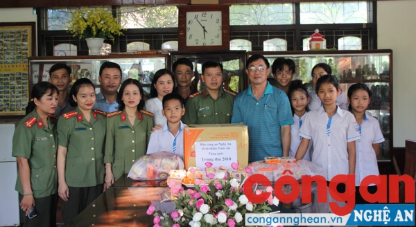Tặng bánh Trung thu cho làng trẻ em SOS, TP Vinh