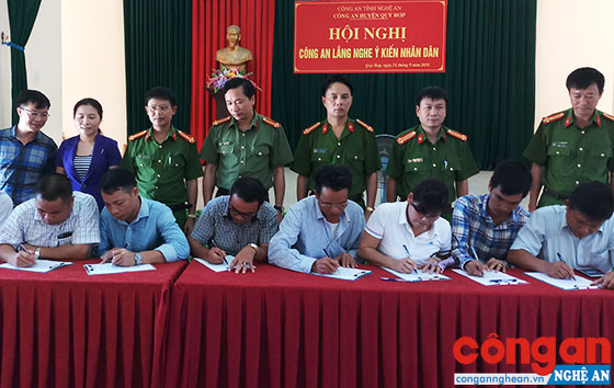 Ký kết chấp hành luật giao thông của đại diện các doanh nghiệp vận tải trên địa bàn huyện.