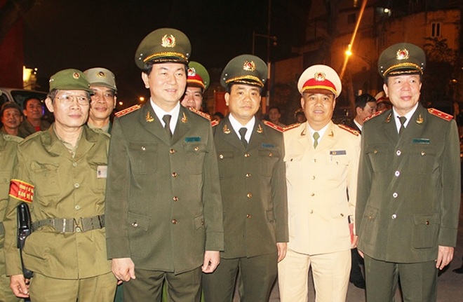 Đại tướng Trần Đại Quang kiểm tra chốt ứng trực đảm bảo an ninh, trật tự tại Hà Nội đêm Giao thừa Tết Nguyên đán 2014.