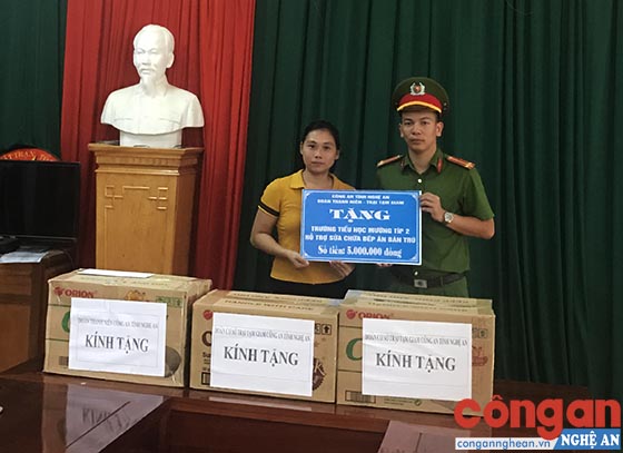 Trại tạm giam tặng quà cho trường tiểu học Mường Típ 2