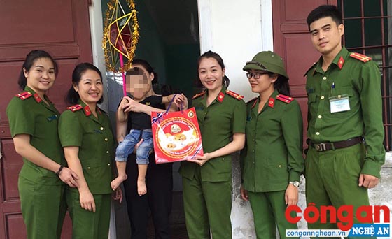 Cán bộ Trại tạm giam tặng quà cho con của nữ phạm nhân đang chờ thi hành án.