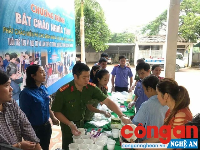 Chi đoàn Công an huyện Tân Kỳ dưới sự chỉ đạo của đồng chí Đại úy Hoàng Lê Anh – Phó trưởng Công an huyện phối hợp với Chi đoàn khối cơ quan cấp huyện phát cháo cho các bệnh nhân