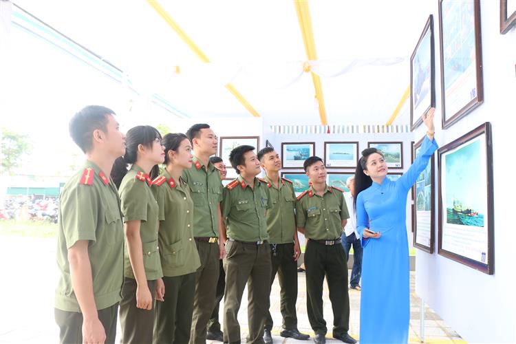 CBCS Công an huyện Nam Đàn nghe thuyết minh viên giới thiệu về những tư liệu quý khẳng định chủ quyền đối với 2 quần đảo Hoàng Sa và Trường Sa - đó là phần lãnh thổ thiêng liêng không thể tách rời của Việt Nam