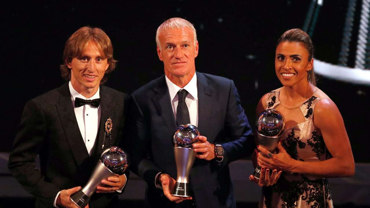 Cầu thủ nam xuất sắc nhất Modric, HLV xuất sắc nhất Deschamps và Cầu thủ nữ xuất sắc nhất Marta.