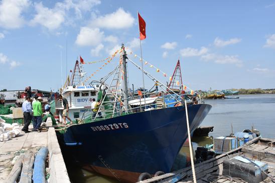 Tàu vỏ thép BV 96979-TS của ngư dân huyện Long Điền đóng mới theo NĐ 67 đang neo đậu tại cảng Hưng Thái (xã Phước Tỉnh, huyện Long Điền) chuẩn bị  xuất bến khai thác hải sản xa bờ. Ảnh: NHỰT THANH 