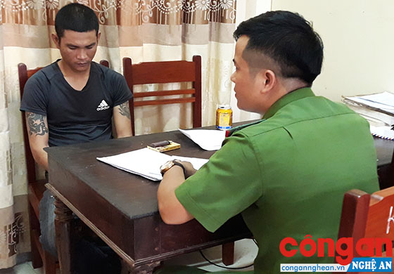 Cán bộ Công an huyện Diễn Châu lấy lời khai của 1 trong 5 đối tượng tụ tập sử dụng ma túy đá tại 1 khách sạn trên địa bàn huyện Diễn Châu