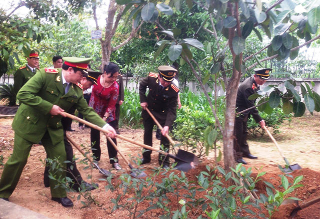 Trồng cây Đa lưu niệm tại vườn nhà tưởng niệm đồng chí Trần Quốc Hoàn