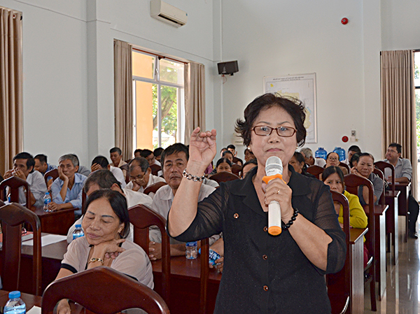 Cử tri Nguyễn Thị Ngọc Phương (thôn Tam Long, xã Kim Long, huyện Châu Đức) kiến nghị về việc nâng cấp đường giao thông nông thôn.