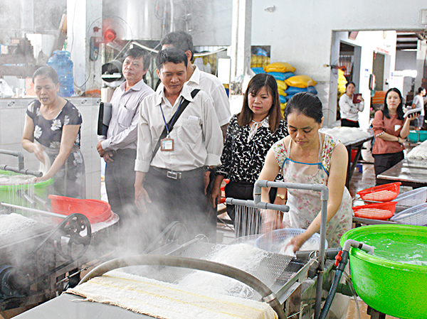 Các thành viên Đoàn giám sát VSATTP của UBMTTQVN tỉnh giám sát quá trình sản xuất bún tại cơ sở bún Hoàng Thị Lễ (295 Trần Hưng Đạo, TP. Bà Rịa).
