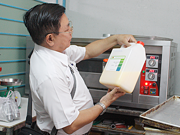 Thành viên Đoàn giám sát VSATTP của UBMTTQVN tỉnh kiểm tra nguồn gốc nguyên liệu sản xuất bánh mì tại cơ sở Long Thành Bakery (27 Nguyễn Trường Tộ, TP. Vũng Tàu).