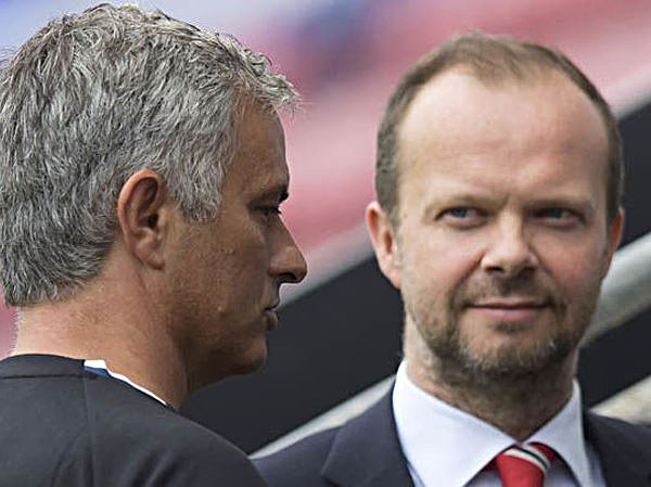 HLV Mourinho và Phó Chủ tịch Woodward cần hóa giải hết những mâu thuẫn.