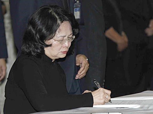 Quyền Chủ tịch nước Đặng Thị Ngọc Thịnh ghi sổ tang tưởng nhớ  Chủ tịch nước Trần Đại Quang.