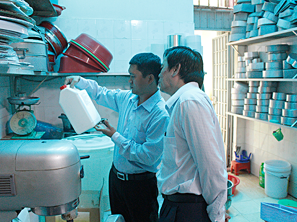Thành viên Đoàn giám sát VSATTP của UBMTTQVN tỉnh  kiểm tra nguyên liệu chế biến bánh kẹo tại tiệm bánh  Minh Nguyệt (53 Lê Lai, TP.Vũng Tàu). Ảnh: HOÀNG HƯỜNG
