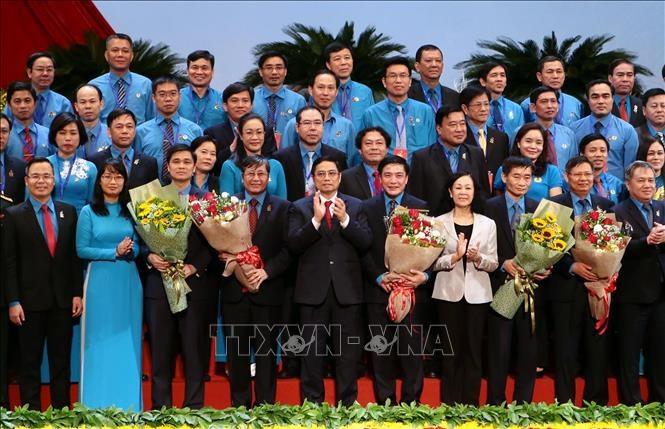 Trưởng Ban Tổ chức Trung ương Phạm Minh Chính và Trưởng Ban Dân vận Trung ương Trương Thị Mai tặng hoa chúc mừng Ban Chấp hành Tổng Liên đoàn Lao động Việt Nam khóa XII, nhiệm kỳ 2018-2023. Ảnh: TTXVN