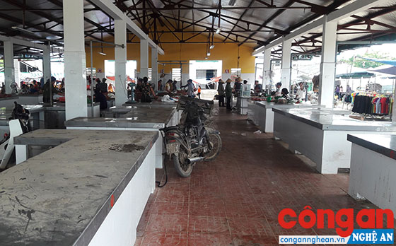 Nhiều chỗ ngồi mặc dù đã có chủ nhưng bỏ trống dài ngày trong khu dự án xây dựng