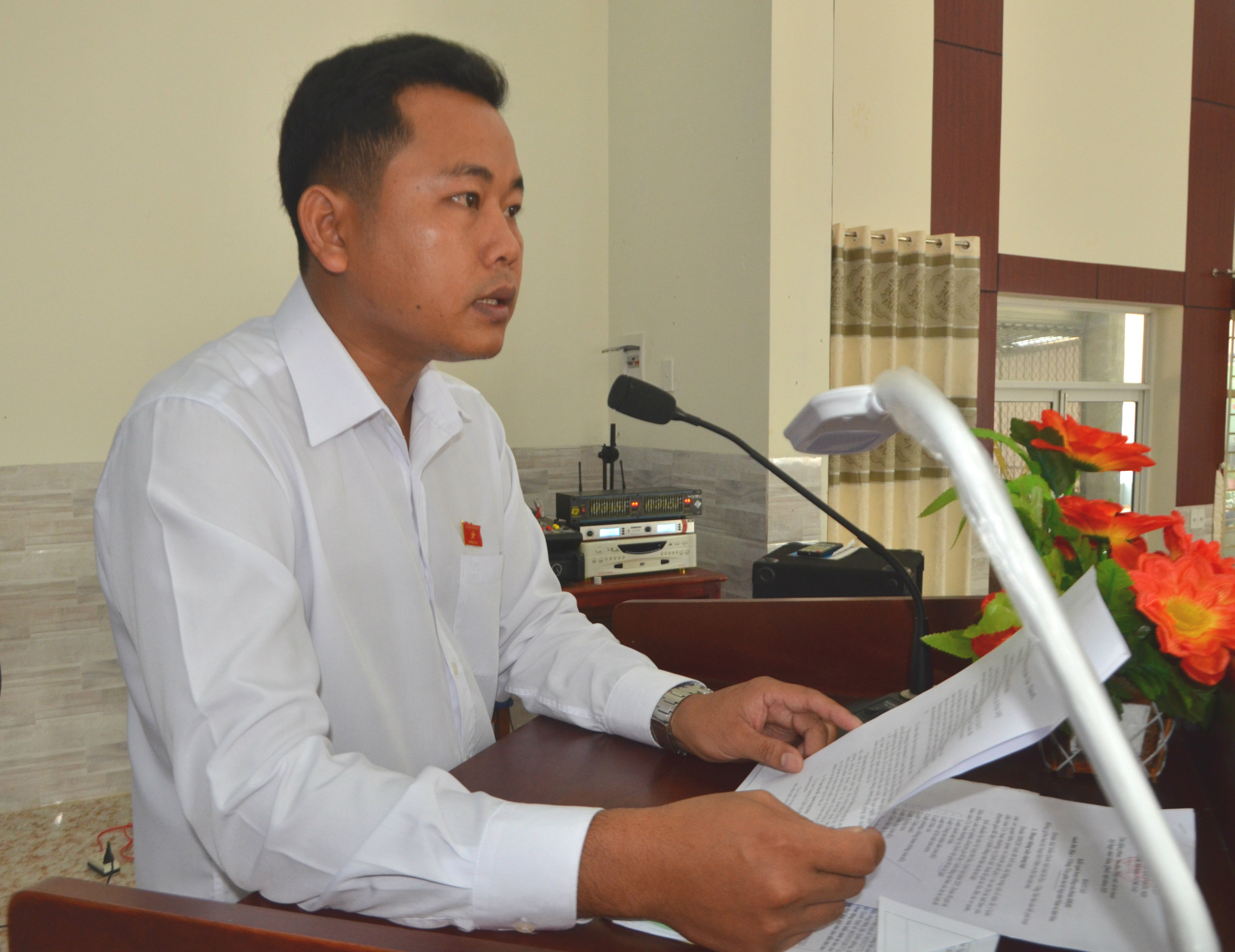 Đại biểu Dương Tấn Quân thông báo về hoạt động của Ủy ban Thường vụ Quốc hội giữa hai Kỳ họp thứ 5 và thứ 6 với cử tri huyện Xuyên Mộc.