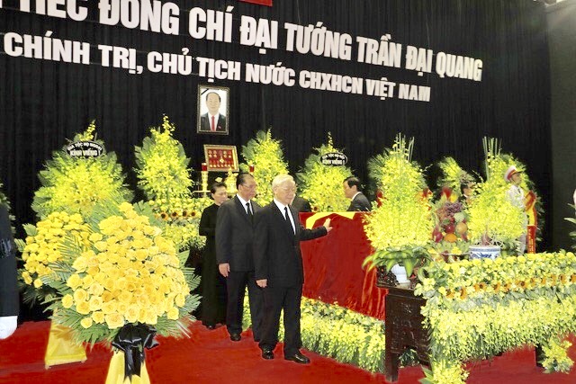 Các đồng chí lãnh đạo Đảng, Nhà nước đi vòng quanh linh cữu Chủ tịch nước Trần Đại Quang lần cuối.