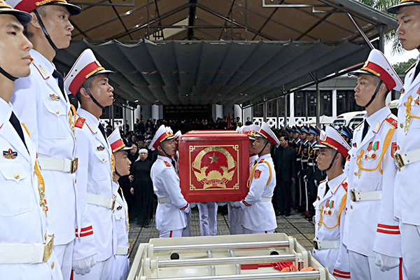 Đội nghi lễ chuyển linh cữu Chủ tịch nước Trần Đại Quang lên xe tang. Ảnh: TTXVN