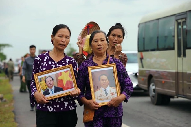 Cùng với dòng người vội vã về Quang Thiện trưa nay, hình ảnh khiến nhiều người không khỏi xúc động khi những bức di ảnh của Chủ tịch nước Trần Đại Quang được người dân mang theo bên mình. Đây là tình cảm của người dân Ninh Bình đón 