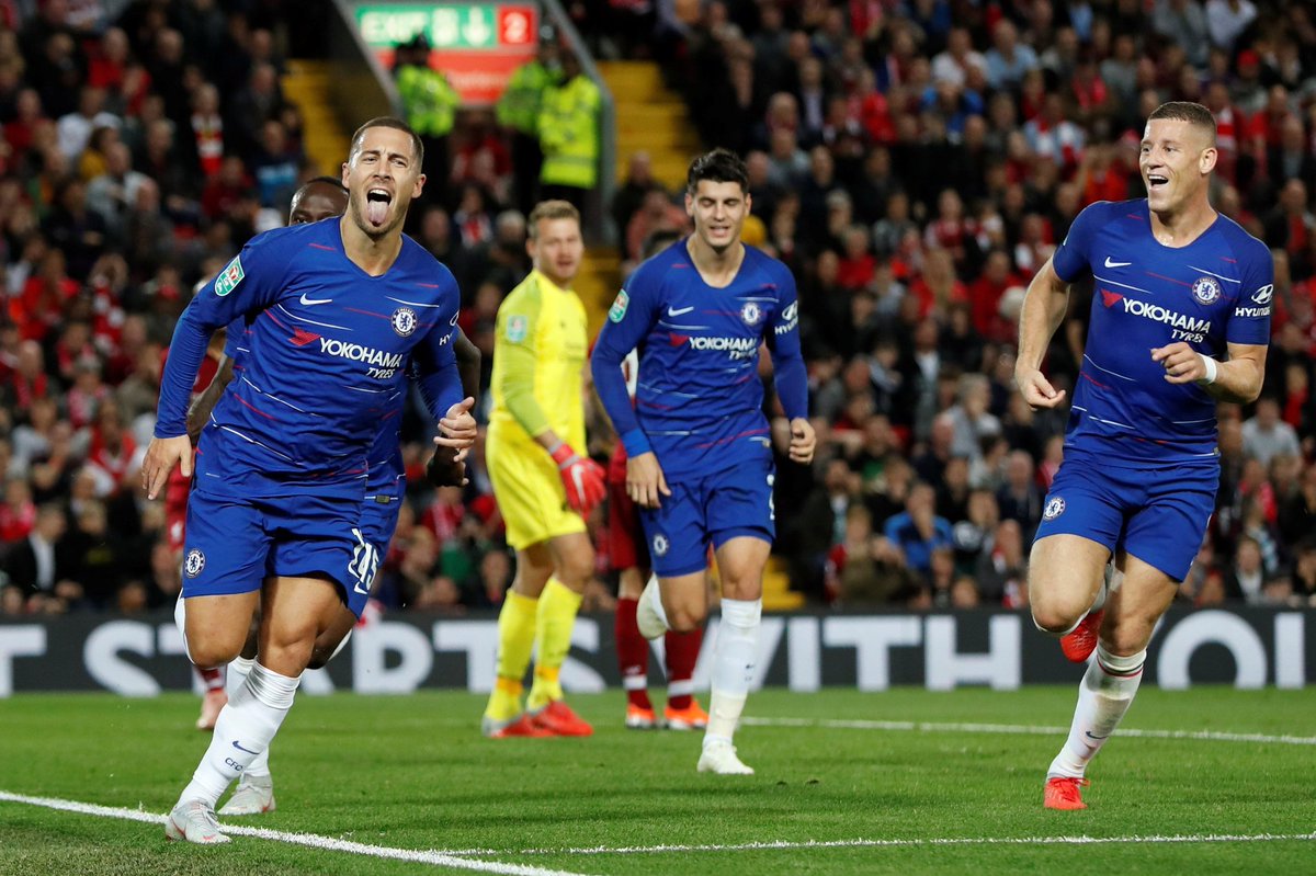 Hazard (trái) giúp Chelsea đánh bại Liverpool 2-1 ở vòng 3 League Cup 2018-2019 giữa tuần qua. 