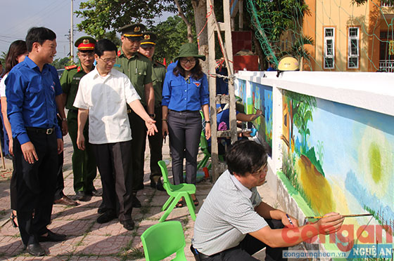 Đồng chí Nguyễn Xuân Sơn, Phó Bí thư Thường trực Tỉnh ủy, Chủ tịch HĐND tỉnh cùng Đoàn Thanh niên Bộ Công an và Tỉnh đoàn Nghệ An động viên đoàn viên, thanh niên vẽ tranh con đường bích họa tại Trường Mầm non Làng Sen, huyện Nam Đàn