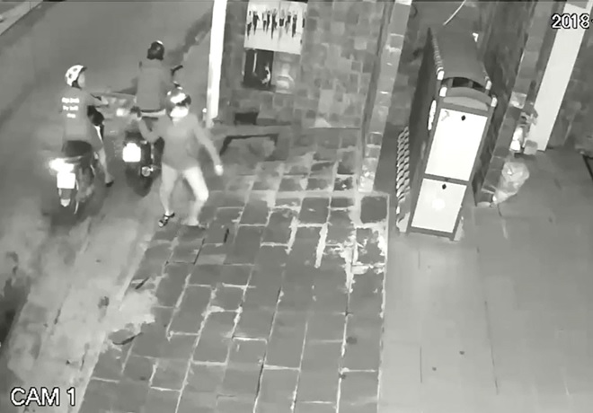 Nhà cụ Quang nhiều lần bị giang hồ ném chất bẩn và đến đòi nợ.