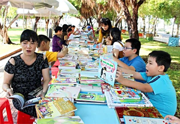 Thư viện TP.Vũng Tàu phục vụ  lưu động sách tại Hội Hoa Xuân và Đường Sách Vũng Tàu.