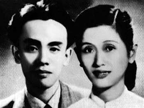 Nhạc sĩ Hoàng Việt và vợ.