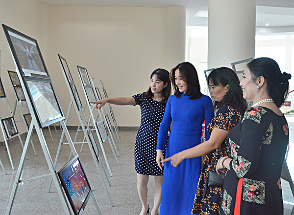Người dân xem ảnh triển lãm tại Bảo tàng tỉnh.